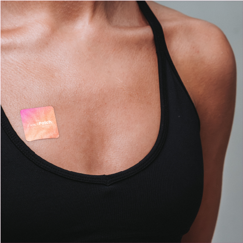 Patch Glow Up The French Patch appliqué sur la clavicule - éclat quotidien de la peau.